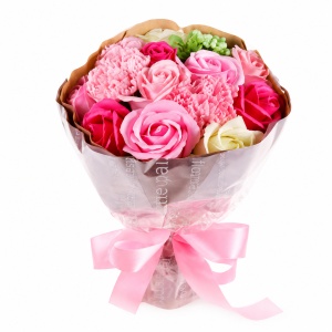 Buchet floral din trandafiri de sapun si garofite, Roz