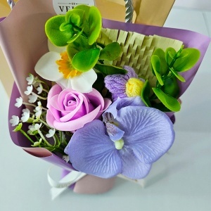 Buchet floral elegant Lavender Orchid cu trandafir de sapun, orhidee si narcisa artizanale, 20x15 cm - Img 3