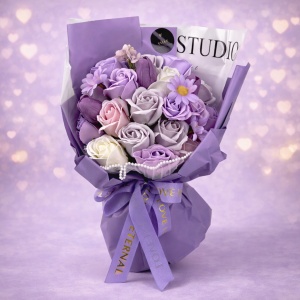 Buchet floral Eternal din flori artizanale, trandafiri si lalele de sapun, 22x30 cm, Lila