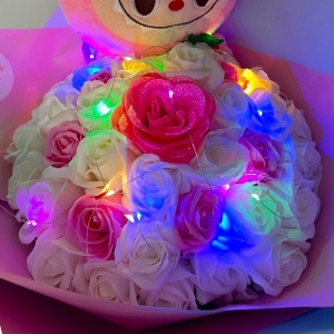 Buchet floral premium cu 35 trandafiri de sapun, iepuras plus in stil Labubu si LED, alb roz, 50x30 cm - Img 2