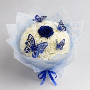 Buchet floral premium cu 51 trandafiri de sapun, fluturi decorativi si accente glitter, inaltime 45 cm, Alb - Albastru - Img 4