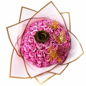 Buchet floral premium cu 51 trandafiri de sapun, fluturi decorativi si accente glitter, inaltime 45 cm, Roz - Auriu - Img 4
