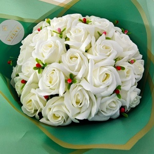 Buchet floral premium elegant cu 35 trandafiri de sapun albi si plante artizanale, 50x30 cm - Img 3