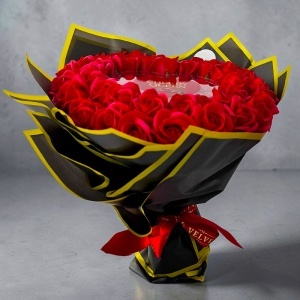Buchet floral premium Heart Red in forma de inima cu 43 trandafiri de sapun si bomboane Cherry Queen, 45 cm - Img 3