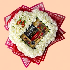 Buchet floral premium Heart White in forma de inima cu 61 trandafiri de sapun si bomboane Cherry in Dark Chocolate, 50 cm - Img 4