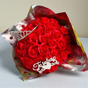 Buchet floral Royal Love cu 51 trandafiri de sapun, coronita decorativa si topper "Te iubesc", Rosu - Img 7