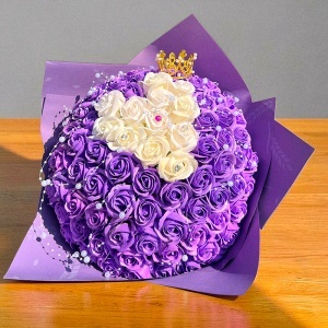Buchet floral Royal Purple cu 101 trandafiri de sapun si accesorii decorative, 40 cm - Img 5
