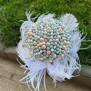 Buchet Mireasa din perle colorate si decorat cu pene naturale