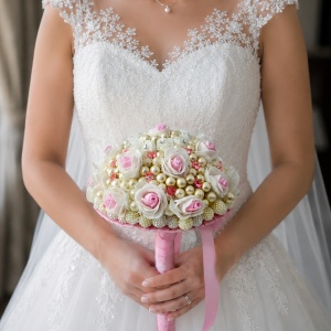 Buchet mireasa elegant Royal Blush cu trandafiri, perle si cristale roz, 25x20 cm