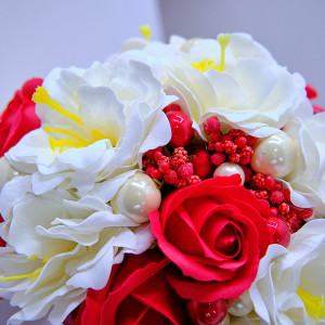 Buchet Mireasa, trandafiri, anemone, stamine si accesorii, alb - rosu