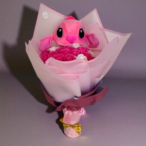 Buchet premium Stitch cu 31 trandafiri de sapun, Roz-Alb - Img 6