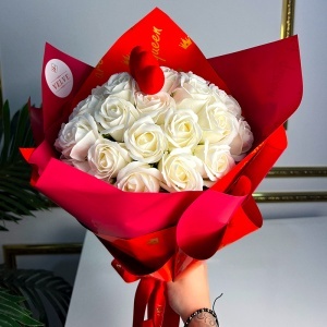 Buchet Royal Love cu 31 trandafiri de sapun si ornament inima, Alb - Img 6