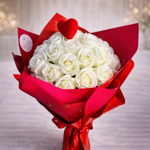 Buchet Royal Love cu 31 trandafiri de sapun si ornament inima, Alb