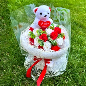 Buchet Special Bear, cu trandafiri de sapun, plante artizanale , urs din plus, Alb