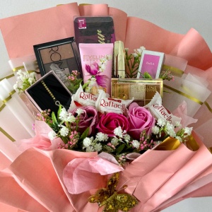 Buchet Beauty,  trandafiri de sapun, plante artizanale , praline Raffaello, produse cosmetice, Roz