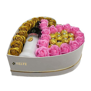 Cadou pentru femei cutie inima alba cu trandafiri de sapun, Angelli si praline Ferrero Rocher, roz