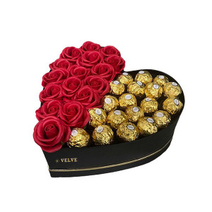 Cadou pentru femei cutie inima neagra cu trandafiri de sapun si praline Ferrero Rocher, rosu