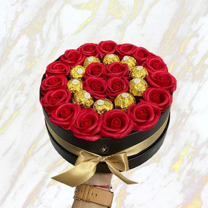 Cadou pentru femei cutie rotunda neagra cu trandafiri de sapun si praline Ferrero Rocher, rosu