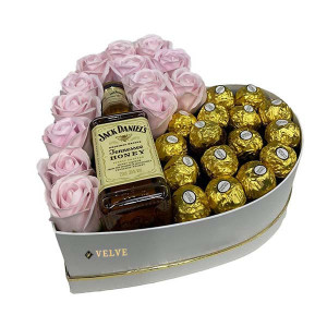 Cadou Sweet Honey cutie inima alba cu trandafiri de sapun, Jack Daniel's si praline Ferrero Rocher