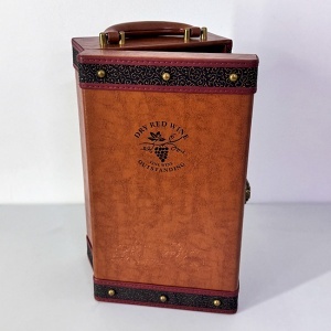 Caseta eleganta Fine Wine, din piele eco, cu accesorii vin, maner, capacitate doua sticle, Maro - Img 2