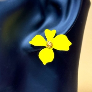 Cercei A Little Magic, cu design floral si prindere cu tija, Galben 1
