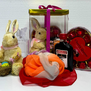 Pachet Easter, decoratiune iepure, praline Rosen Cherry Quenn 122gr, Angelli Cherry 200ml, esarfa multicolora, in cutie transparenta cadou