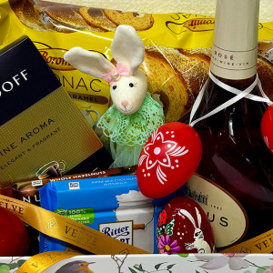 Cos Easter, decoratiune iepure, 4 oua decorative, 3 lalele artizanale, cozonac Boromir 450gr, cafea Davidoff 250gr, ciocolata Ritter 200gr, vin Mateus 750ml, in cos cadou