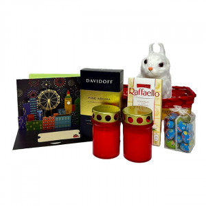 Cos Eastern, decoratiune iepuras alb, 2 candele, praline Raffaello 90gr, cafea Davidoff 250gr, 20 oua kinder , felicitare , in cos rosu