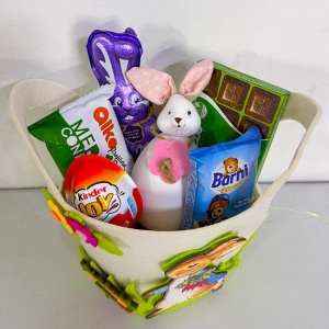 Cos de Paste, ciocolata Schogetten 100gr, briosa Barni 30gr, ou Kinder Joy 20gr, prăjitură cu mere de la Alka 60gr, iepuras de ciocolata Milka 45gr si iepuras decorativ, in cosulet textil cu tematica