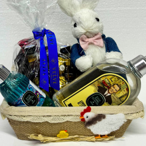 Cos Easter, decoratiune iepure, baton Kit Kat 40gr, batoane Snikers 100gr, praline praline Ferrero Rocher 50gr, bautura spirtoasa Alexandrion 5 stele 50ml, vodca Finlandia 50ml, whiskey Jack Daniel's 50ml, after shave Eyup Sabri Tuncer 250ml, apa de colon