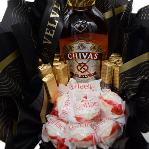 Cosulet cadou Delice pentru barbati, Chivas Regal 12 YO, 7 praline Raffaello si 12 ciocolatele Merci