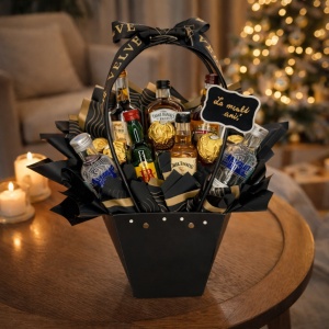 Cosulet cadou Delice pentru barbati, cu pancarta si text "La multi ani!", cu 5 praline Ferrero si bauturi spirtuase in miniatura, Chivas Regal 12 YO, 2 sticle de Absolut Vodka, Jack Daniels, Jack Gentleman, J&B si Hennssy. - Img 2