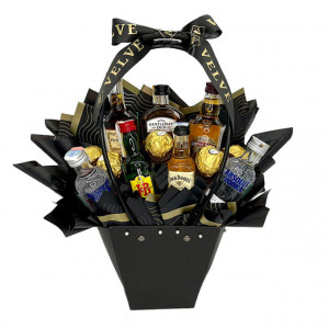 Cosulet cadou Delice pentru barbati, cu 5 praline Ferrero si bauturi spirtuase in miniatura, Chivas Regal 12 YO, 2 sticle de  Absolut Vodka, Jack Daniels, Jack Gentleman, J&B si Hennssy.