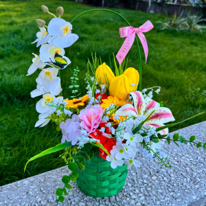 Cosulet aniversar Floral Collection, cu plante verzi, orhidee, iris, lacramioare artificiale, trandafiri, lalele, floarea soarelui si hortensii de sapun, in cos verde