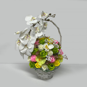 Aranjament floral cu 47 de trandafiri din sapun, 7 orhidee si alte accesorii