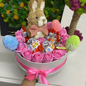 Cadou Sweet Easter cutie rotunda alba cu trandafiri de sapun, Kinder Joy si figurina iepuras de Paste