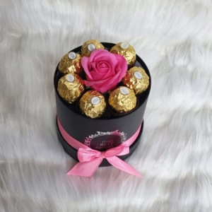Cutie cadou pentru femei neagra Sweet Flower cu trandafir de sapun si praline Ferrero Rocher