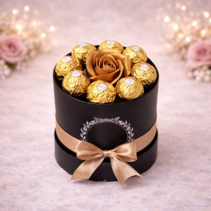 Cutie cadou pentru femei neagra, Sweet Flower, cu trandafir de sapun si 7 praline Ferrero Rocher - Img 5