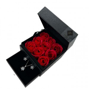 Cutie cu sertar Wenderfull, 9 trandafiri de sapun si set acccesorii, cercei si lant cu pandantiv, negru1
