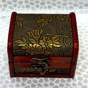 Cutie din lemn, pentru accesorii, cu aspect de cufar 9x7x7 cm, Imprimeu auriu