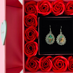 Cutie exclusivista pentru accesorii, cu set cercei Miraj, trandafiri parfumati de sapun, felicitare si punga cadou, Roz 2