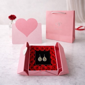Cutie exclusivista pentru accesorii, cu set cercei Miraj, trandafiri parfumati de sapun, felicitare si punga cadou, Roz - Img 2