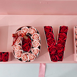 Cutie florala Luxury Breeze cu trandafiri din sapun, legare cu panglica satinata si text "LOVE", Roz 2