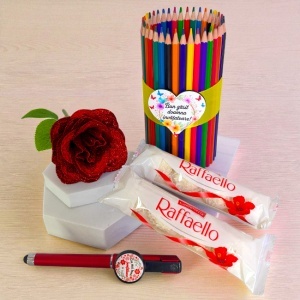 Cutie metalica cu creioane colorate, pix personalizat invatatoare, trandafir de sapun cu sclipici, praline Raffaello 80gr - Img 3