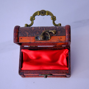 Cutie pentru accesorii, in forma de cufar din lemn 11 x 6.5 x 7