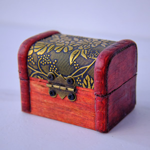 Cutie pentru accesorii, in forma de cufar din lemn 8 x 6 x 6