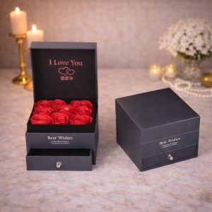 Cutie pentru accesorii "Love Magic" cu sertar, 16 trandafiri de sapun, felicitare si punga de cadou, Negru