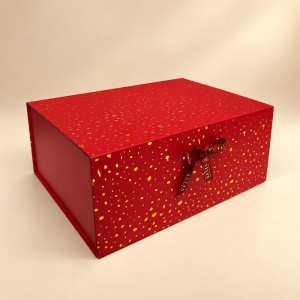 Cutie pentru cadou Golden Dots, rosie cu model auriu si fundita, 25x14 cm - Img 3
