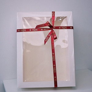 Cutie pentru cadouri, Enduring Elegance, cu funda bordo, Alb, 40,5x31x10 cm