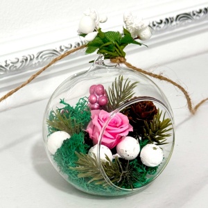 Decoratiune glob brad, cu licheni criogenati stabilizati, trandafir criogenat, ramuri de brad si merisoare, Roz